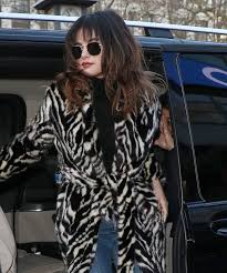 Including selena gomez short haircuts, straight hairstyles, long hairstyles, wavy hairstyles, curly hairstyles etc. Selena Gomez Reveals New Shag Haircut With Bangs