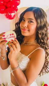 Lorena Pina's Instagram, Twitter & Facebook