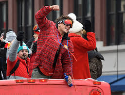 The girlfriend of kansas city chiefs quarterback patrick mahomes and his little brother were heavily taunted during sunday's game the new england patriots at gillette stadium, tmz reports. Patrick Mahomes Brittany Matthews At Chiefs Victory Parade Watch Hollywood Life