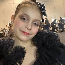 HAIR AND MAKE UP ARTIST