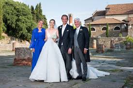 Kristallerbin victoria swarovski heiratet werner mürz im märz bereits standesamtlich. Victoria Swarovski Hochzeitskleid Wie Viele Steine