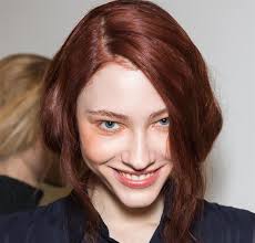 En ojos oscuros y pieles medias, como los de julia roberts e isla fisher, también queda de. Pelo Rojo Oscuro El Color De Moda Que Querremos Llevar En Otono 2020