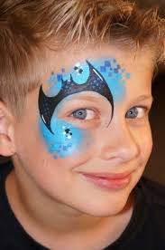 Batmann Schminke Halloween Schminken Blaue Schminke Mit Fledermaus Zeichen Kinder Schminken Halloween Schminken Kinder Schminken Halloween