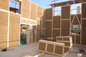 Dans ce cadre, les ouvrages isolés en paille conçus et construits conformément à ces règles appartiennent aux « techniques courantes » de construction. Maison En Paille Construction Passive