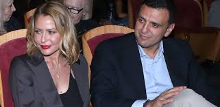 Η τζένη μπαλατσινού, το μεσημέρι του σαββάτου βρέθηκε σε ένα από τα εμβολιαστικά κέντρα που έχουν ανοίξει εδώ και λίγο καιρό προκειμένου να κάνει και εκείνη την πρώτη δόση του εμβολίου κατά του κορονοϊού. Tzenh Mpalatsinoy Kai Basilhs Kikilias Pantreyontai To Kalokairi Pics Vid E8nos