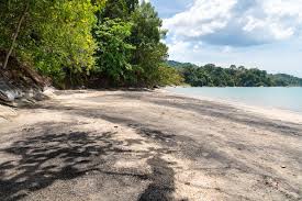 Pelancong sering terpesona dengan pemandangan pantai pasir hitam berhampiran air hangat dan kuala teriang tetapi penerangan geologinya amat mudah. Black Sand Beach Langkawi Malaysia Photos Map Tips For 2021