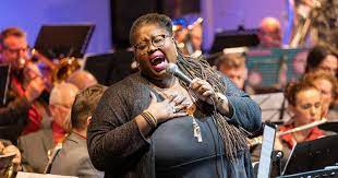 Shirma rouse & kim hoorweg. Shirma Rouse Viert Met Familie Aretha Franklin Thanksgiving Show Gelderlander Nl