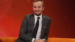 Jan böhmermann hat ein schmähgedicht für den türkischen staatschef erdogan geschrieben, das er im rahmen der sendung neo magazin royale ende märz im fernsehen öffentlich vorgetragen hat. Jan Bohmermann Bekommt Seinen Grossen Auftritt In Us Late Night Show