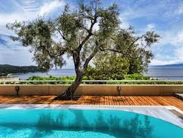 Le case di skiathos town con le tegole rosse offrono scenari caratteristici, le sue viuzze piene di vita e le spiagge incantevoli si prestano a giornate di mare e relax. Skiathos Vacanzegreche Il Tuo Portale Per La Grecia