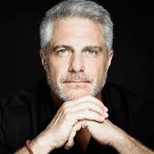 Elia Aguiar's Instagram, Twitter & Facebook