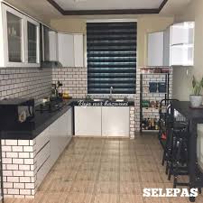 Mendekorasi dapur sempit perlu dilakukan supaya ruang gerak anda bisa maksimal, dan memberikan kenyamanan saat beraktifitas disana. Makeover Dapur Untuk Rumah Ibu Versi Bajet Anak Ni Kongsikan Caranya Keluarga