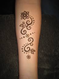 Most indian women chose henna flower designs to achieve a feminine and delicate look. Easy Small Henna Designs For Hands