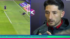 Milton Casco Muestra El Escudo De River