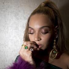 Erza Vie is the stranger's jealous therapy (@itsamalafav)