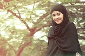 Meski demikian, wanita juga bisa menjadi sosok yang kuat. 40 Kata Bijak Wanita Tegar Dan Tangguh