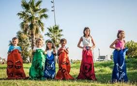 Entonces conoce nuestra lista de juegos tradicionales mexicanos con sus instrucciones y reglas para que te diviertas con tus amigos. Juegos Tradicionales Su Definicion Y Significado 2021