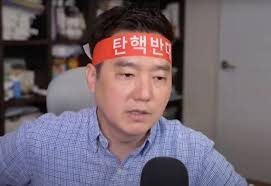 金世義雖然是有點瘋的狂人但很不簡單…… 前國會議員金英洙的兒子出生於江南區狎鵲亭洞金湯匙出身、根本不缺錢。 目前是MBC記者