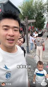 Dimana dan kapanpun bawaan Aiden adalah raket dan kock 😄 Btw, sehat-sehat  bumil 😘 #zhengsiwei #aiden奶爸护航记 #Zhengtingshuo #badminton #badmintonplayer