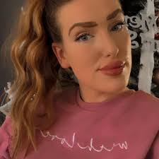 Chanel Cox's Instagram, Twitter & Facebook