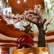 Des Dessins Architecturaux Incroyables Et Des Fleurs Fantastiques Faites De Chocolat Par Le Chef Patissier Amaury Guichon Chef Patissier Sculptures En Chocolat Art En Chocolat