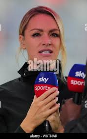 Sky Sports presenter Laura Holz vor dem carabao Cup Achtelfinale bei Rodney  Parade, Newport Stockfotografie