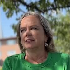 Julia Parker's Instagram, Twitter & Facebook