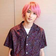 画像に含まれている可能性があるもの 1人 横浜流星 ピンク 髪 横浜