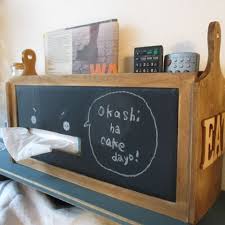 リビングダイニングで必要なもの リモコン スマホ 新聞 広告 学校プリント メモ ペンにｂｏｘティッシュ ぜーんぶ収納できる よくばり収納ｂｏｘをハンドメイドしました １００均材料で簡単にできます ブラックボードに今日の予定や献立や伝言が書け