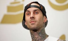 Travis Barker akhirnya berjaya atasi fobia naik kapal terbang selepas 13  tahun terlibat tragedi