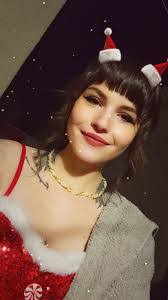 Holly Sikes's Instagram, Twitter & Facebook