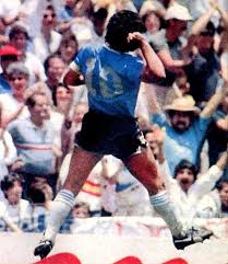 En junio de 1986, en el mundial de méxico, el mediocampista argentino diego armando maradona, tras eludir a cinco rivales y al arquero, firmó un tanto propio de un genio del fútbol. Fotos De Maradona Con La Seleccion Argentina
