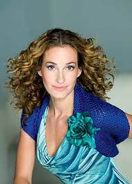 Ő az a nő, aki örömmel mondott nemet az olasz vogue felkérésére és bátran utasított vissza egy ausztrál szerződést is. Epres Panni Tamas Sosem Adott Ram Miniszoknyat Nlc