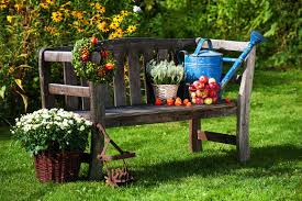 Schone Herbstdeko Fur Deinen Garten In 2020 Herbst Dekor Schoner Blumengarten Gartendekoration