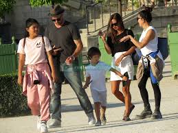 Exclusive Hawaii 5 0 Actor Alex O Laughlin With His Wife Malia Jones And Sons Lion And Saxon Having Fun At The Tuileries Fair With Friends In Pa Hawai Famille