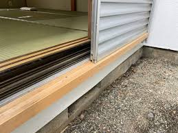 木製の雨戸のレールが傷んできたら？ | アイビーリフォーム