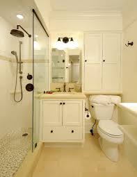 Beberapa desain kamar mandi modern juga menggunakan batu alam sebagai pemanis di ruangan mereka. Desain Interior Kamar Mandi Mungil Dengan Shower Room