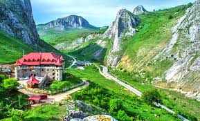 In spatiul format de imbinarea lina a bazinului vaii muresului cu zona deluroasa a podisului transilvanean, se desfasoara pe o suprafata masurand putin peste 6200 km2, judetul alba, cu numeroasele sale obiective turistice. AtracÈ›ii È™i Obiective Turistice Alba Pagina 2 Din 9 Locuridinromania Ro