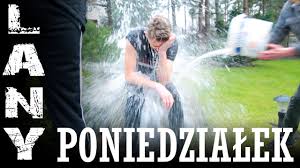 W polskiej tradycji tego dnia polewa się dla żartów wodą. Lany Poniedzialek Youtube