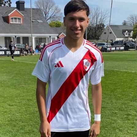 Flamengo acerta a contrata&ccedil;&atilde;o de Juan Sayago, joia de 18 anos do River Plate para o sub-20! O acordo &eacute; de empr&eacute;stimo com op&ccedil;&atilde;o de compra fixada em R$5,2 milh&otilde;es, por 50%