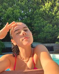 Miranda Hartley's Instagram, Twitter & Facebook