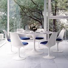 Paired together, the tulip table and tulip chair have a sleek, minimalistic impact and a futuristic, space age aesthetic. Knoll International Saarinen Table O137cm Ambientedirect