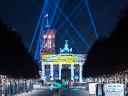 Die gutachten des scharlatans drosten entbehren jeder grundlage. Drosten Rauchermann Hat Tausende Fans Auch Im Ausland Berlin De