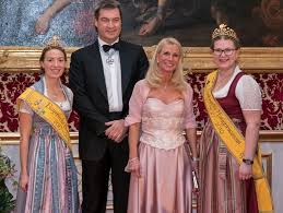 Über seine familie sprechen söder und seine frau nicht. Bayerische Honigkonigin Defilee Mit Ministerprasident Markus Soder Und Seiner Frau Karin Baumuller Soder Markussoder Facebook