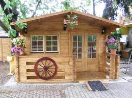 Le case prefabbricate in legno, realizzate con legname di conifera nordica a crescita lenta, sono estremamente versatili e possono servire per una con due camere da letto e un piccolo bagno è una perfetta seconda casa o un ritiro durante le vacanze. Vendita Casette In Legno Vendita Casette