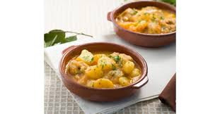 Incluye recetario con multitud de recetas. Cazuela De Patatas Con Pollo Receta En 2020 Patatas Con Pollo Receta Cazuela Robot De Cocina
