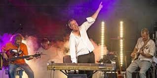 A d es gibt länder, wo was los ist a d es gibt länder, wo richtig was los ist e und es gibt h brandenburg f# brandenburg d in brandenburg d in brandenburg c g ist wieder jemand gegen eine. Rainald Grebe Bei Den Filmnachten Brandenburg Und Begeisterte Fans