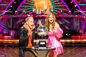 Check spelling or type a new query. Strictly Come Dancing S Maisie Smith And Bill Bailey Pose With Glitterball Trophy Before Final Aktuelle Boulevard Nachrichten Und Fotogalerien Zu Stars Sternchen