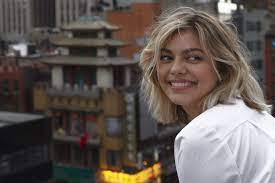 Louane n'est pas dans la vie comme elle est derrière l'écran. Louane Son Album Joie De Vivre Devoile Les Confessions De La Chanteuse