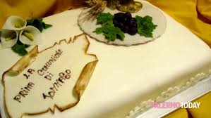 Oggi vi proponiamo la ricetta per preparare una torta al cacao con panna vegetale, un dolce vegano ma goloso. Torta Decorata Per La Prima Comunione Di Un Bambino Blog