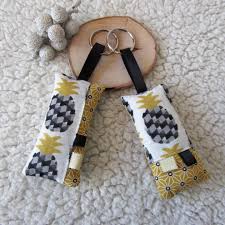 2 Porte Cles En Tissu Ananas En Jaune Et Gris Et Tissu Japoanis Asanoha Jaune Et Noir Porte Cles Par Nymeria Creation Porte Cle Porte Clef Etsy